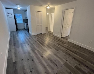 242 Nw 14th Street - Photo Thumbnail 2