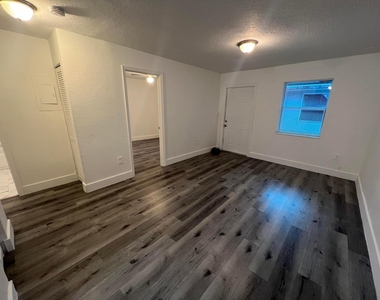 242 Nw 14th Street - Photo Thumbnail 3