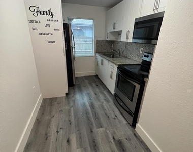 242 Nw 14th Street - Photo Thumbnail 4