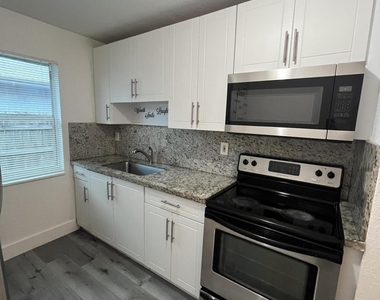 242 Nw 14th Street - Photo Thumbnail 5
