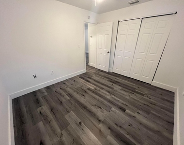 242 Nw 14th Street - Photo Thumbnail 12