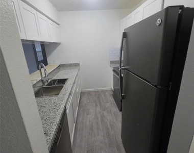 104 N Heights Drive - Photo Thumbnail 3