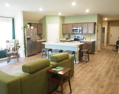 401 Wilson Way - Photo Thumbnail 9