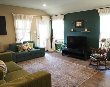 401 Wilson Way - Photo Thumbnail 8