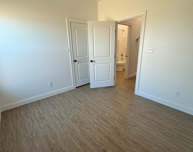316 Woodstock Lane - Photo Thumbnail 6