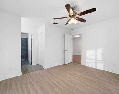 428 Grove Isle Circle - Photo Thumbnail 9