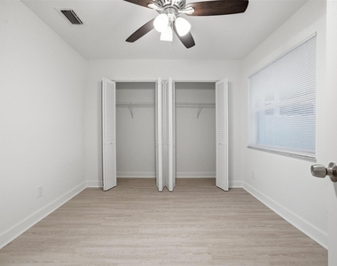 428 Grove Isle Circle - Photo Thumbnail 16