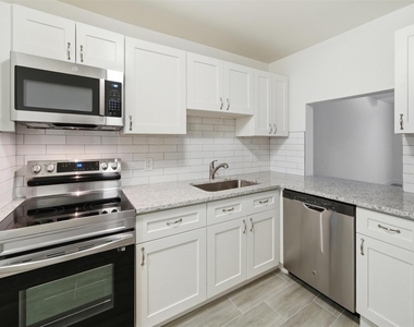 428 Grove Isle Circle - Photo Thumbnail 3