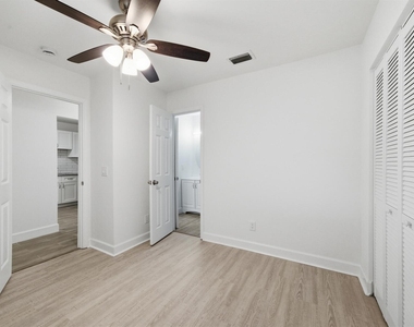 428 Grove Isle Circle - Photo Thumbnail 15