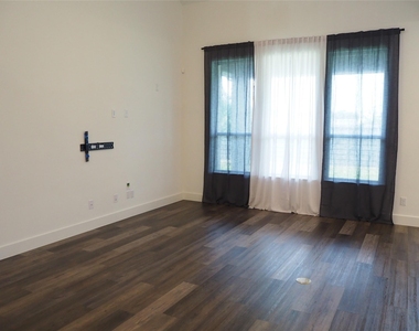 5009 Shadetree Street - Photo Thumbnail 9