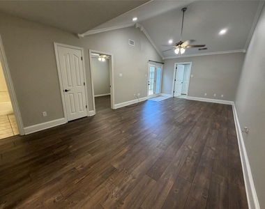 502 Oakridge Drive - Photo Thumbnail 10