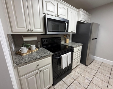 502 Oakridge Drive - Photo Thumbnail 8