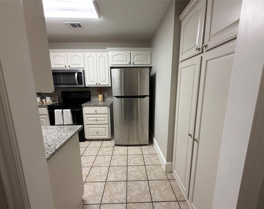 502 Oakridge Drive - Photo Thumbnail 4