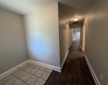 502 Oakridge Drive - Photo Thumbnail 2