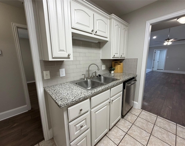 502 Oakridge Drive - Photo Thumbnail 7