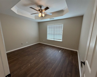 502 Oakridge Drive - Photo Thumbnail 12