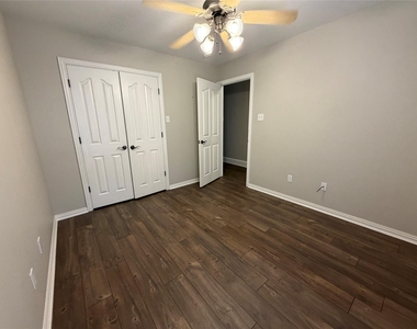 502 Oakridge Drive - Photo Thumbnail 15