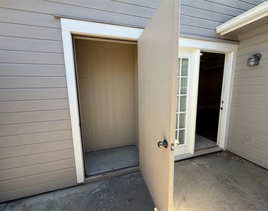 502 Oakridge Drive - Photo Thumbnail 23