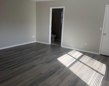 910 Austin - Photo Thumbnail 3