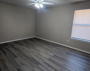 910 Austin - Photo Thumbnail 6