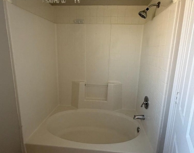 910 Austin - Photo Thumbnail 4