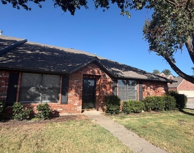 910 Austin - Photo Thumbnail 1