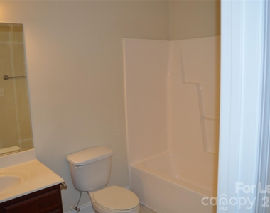 118 Sherman Oaks Lane - Photo Thumbnail 7