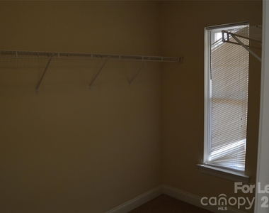 118 Sherman Oaks Lane - Photo Thumbnail 4