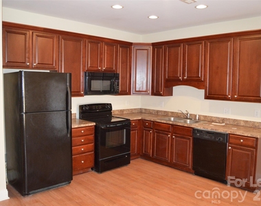 118 Sherman Oaks Lane - Photo Thumbnail 1