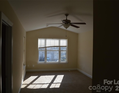 118 Sherman Oaks Lane - Photo Thumbnail 3