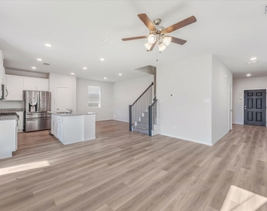 1012 Portina Drive - Photo Thumbnail 9