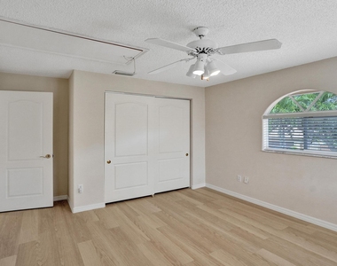 11340 Lakeshore Drive - Photo Thumbnail 45