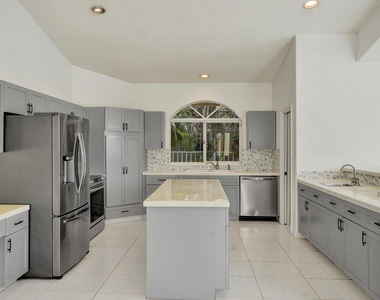 11340 Lakeshore Drive - Photo Thumbnail 15
