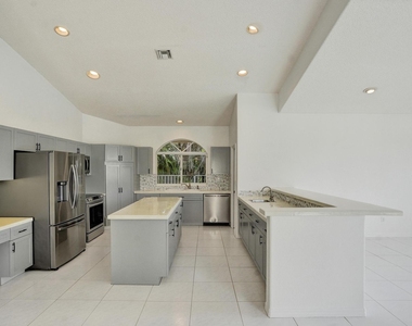 11340 Lakeshore Drive - Photo Thumbnail 14