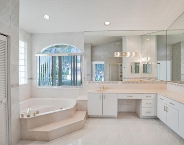 11340 Lakeshore Drive - Photo Thumbnail 32