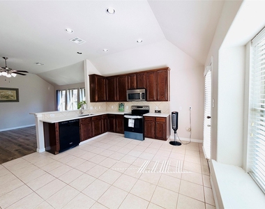 214 Lavaca Drive - Photo Thumbnail 8