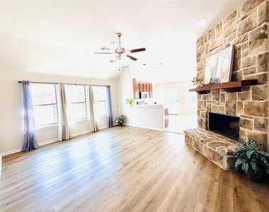 214 Lavaca Drive - Photo Thumbnail 5