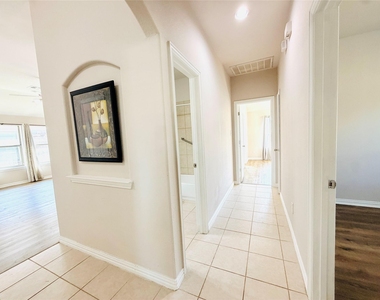 214 Lavaca Drive - Photo Thumbnail 13