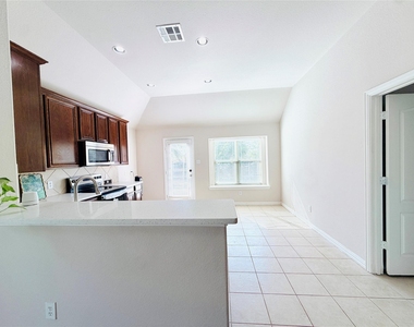 214 Lavaca Drive - Photo Thumbnail 7