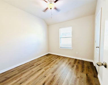 214 Lavaca Drive - Photo Thumbnail 17