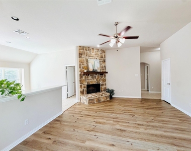 214 Lavaca Drive - Photo Thumbnail 4