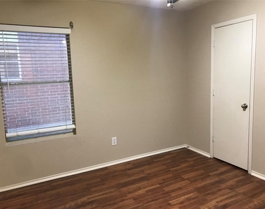 4513 Waterford Drive - Photo Thumbnail 7