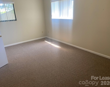 90 Apple Tree Lane - Photo Thumbnail 2