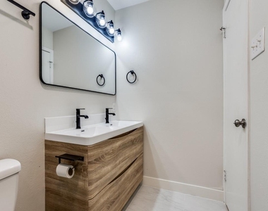 1242 Delores Drive - Photo Thumbnail 15