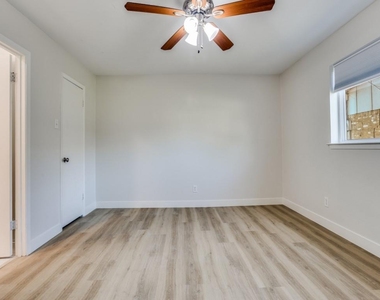 1242 Delores Drive - Photo Thumbnail 12