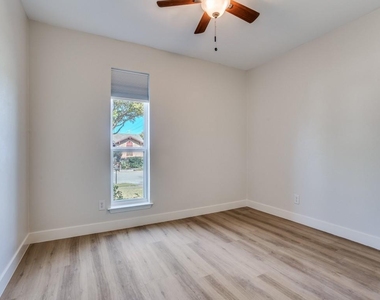 1242 Delores Drive - Photo Thumbnail 17