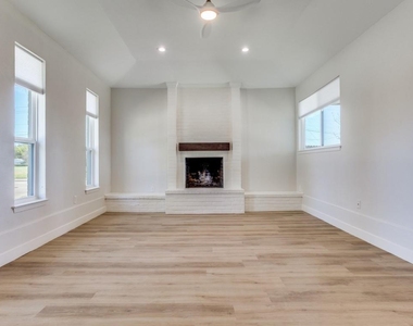 1242 Delores Drive - Photo Thumbnail 2