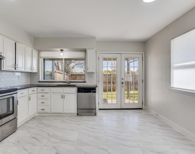 1242 Delores Drive - Photo Thumbnail 7