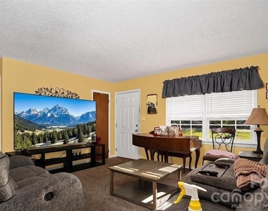 308 S Pine Street - Photo Thumbnail 2