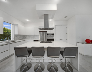 10081 Nw 75th Terrace - Photo Thumbnail 9